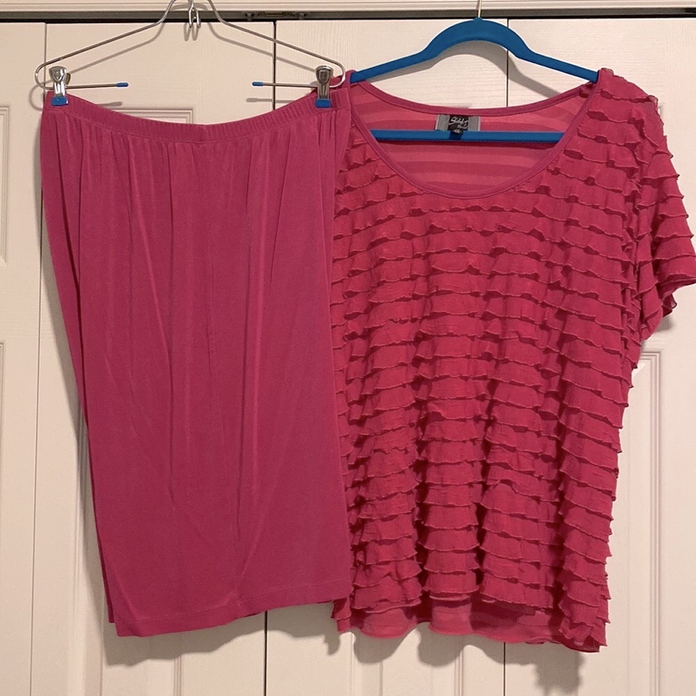 Stretchy Soft & Comfy 2 pc Pink Shorts Set with Ruffle Top - Picture 1 of 3
